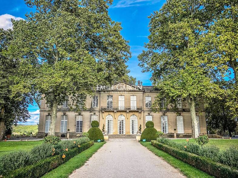 Château à vendre 5 900 000 € 26 pièces 9 chambres 1 500 m² 136 731 m² de terrain Apt 84400