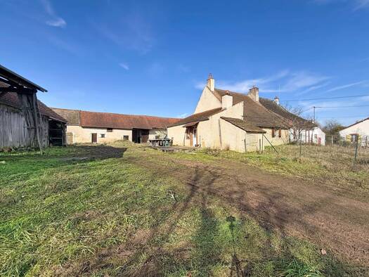 Maison à vendre 137 000 € 3 pièces 1 chambre 81 m² 3 723 m² de terrain Saint-Gervais-en-Vallière 71350