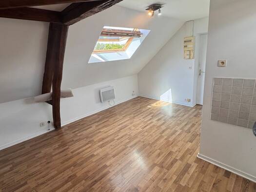 Appartement à louer 370 € 1 pièce 13 m² Étage 2/2 disponible dès maintenant Laversines 60510