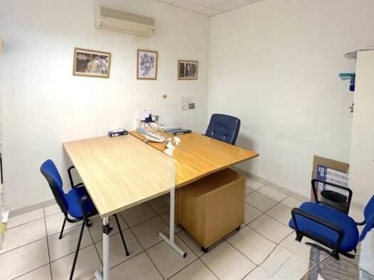 Local d'activités à louer 1 420 € 150 m² d'espace de stockage Nîmes 30900