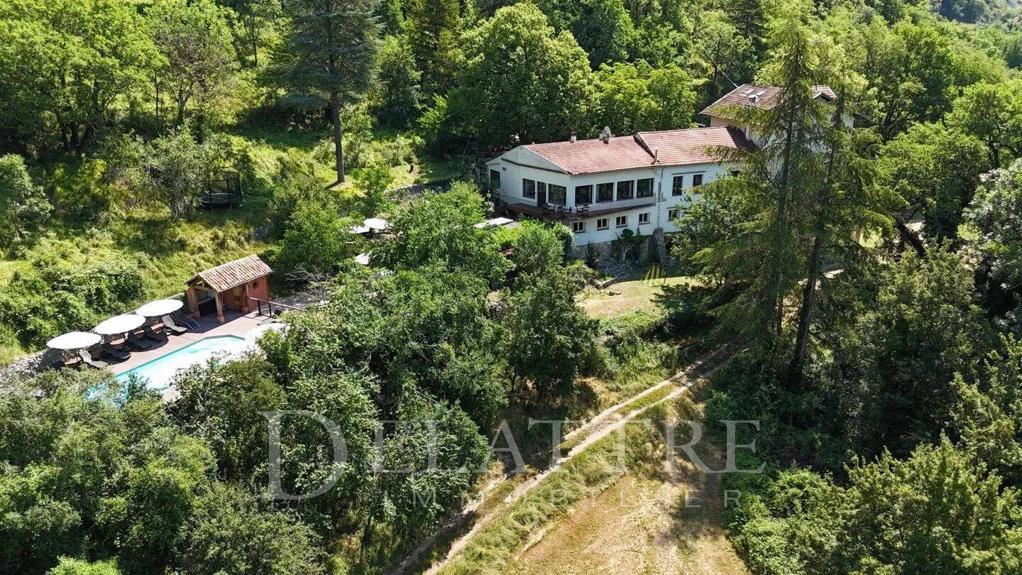 Maison 900 m² · à Gréolières · 900 m² · 2 300 000 €