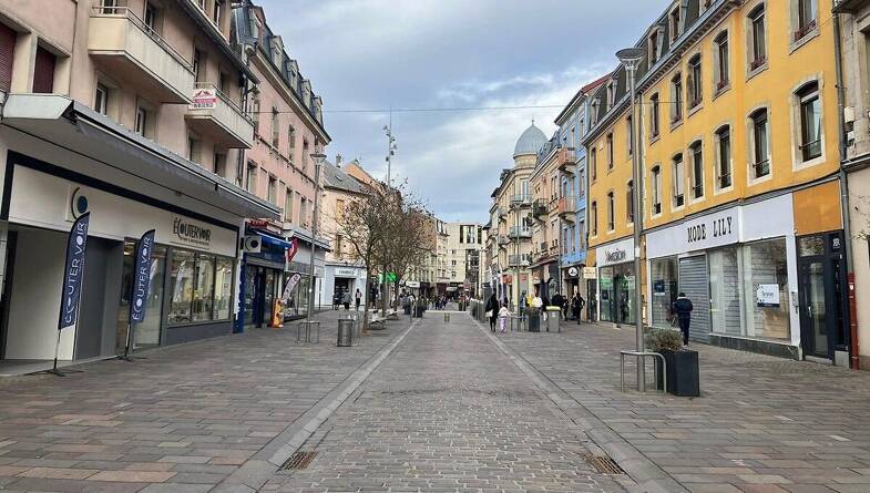 Local commercial à louer 4 500 € 832 m² de surface de vente Belfort 90000