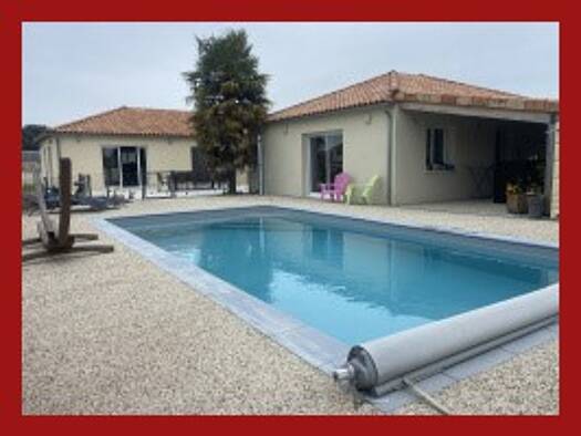 Maison de plain-pied à vendre 360 180 € 6 pièces 4 chambres 198 m² Ouzilly 86380