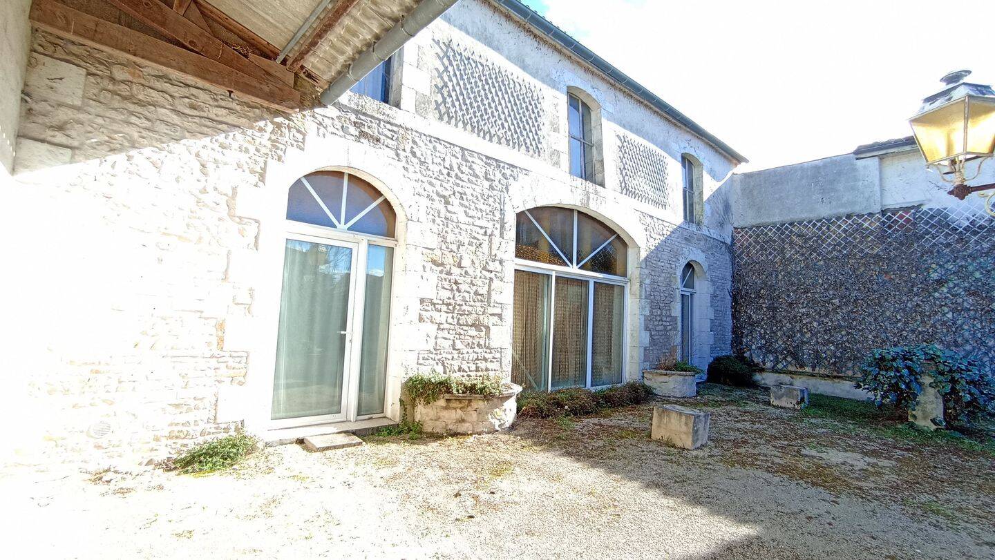 Maison 4 pièces 137 m² · à Mansle-les-Fontaines · 137 m² · 149 500 €