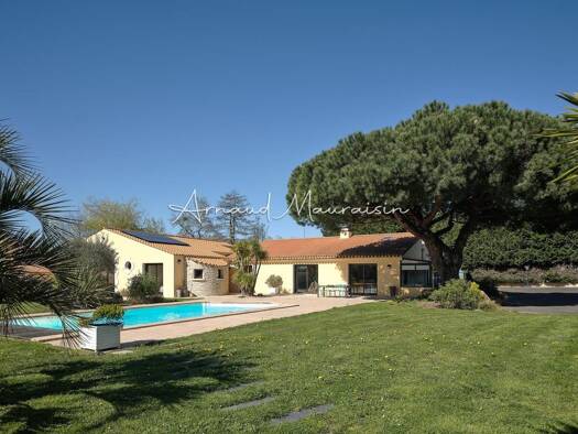 Maison à vendre 675 000 € 6 pièces 4 chambres 240 m² 2 488 m² de terrain Bois de Céné-Saint Christophe Challans 85300