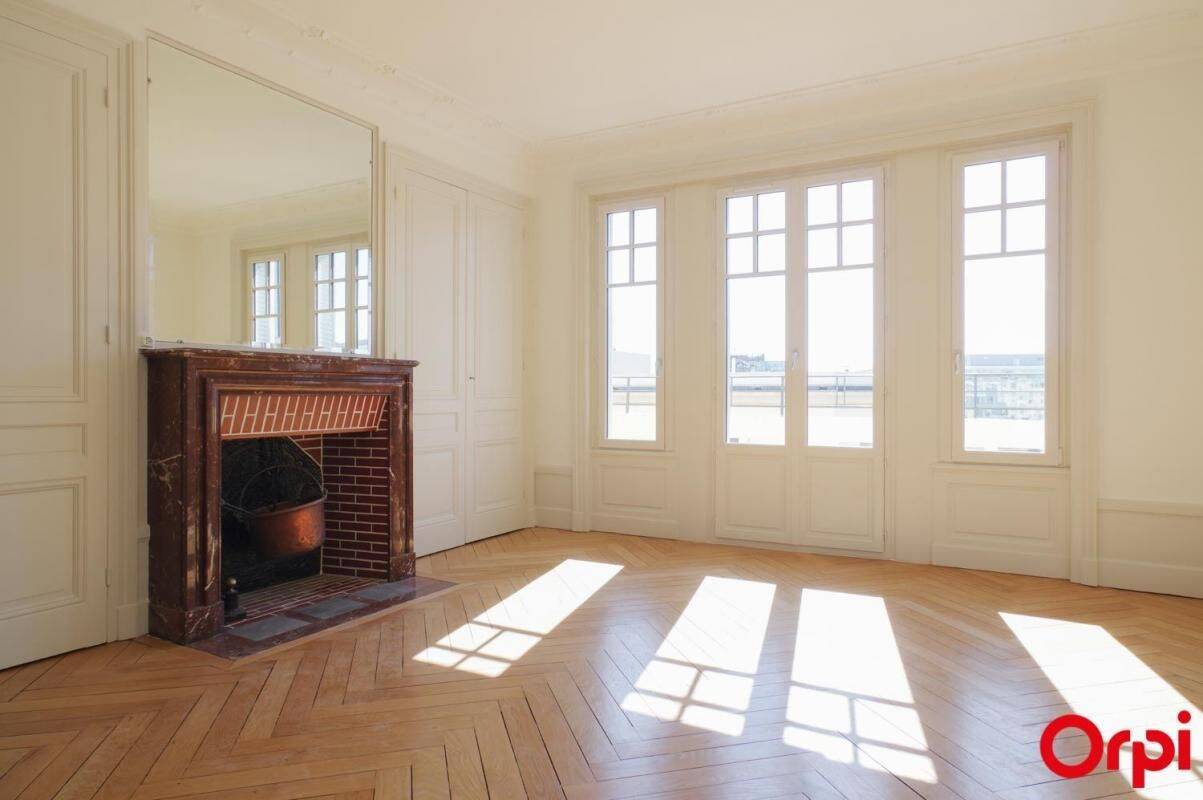 Appartement 5 pièces 142 m² · à Lyon 6ème Arrondissement · 142 m² · 2 270 €/mois
