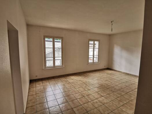 Appartement à louer 720 € 4 pièces 2 chambres 80 m² RDC Est Sud Centre Sézanne 51120