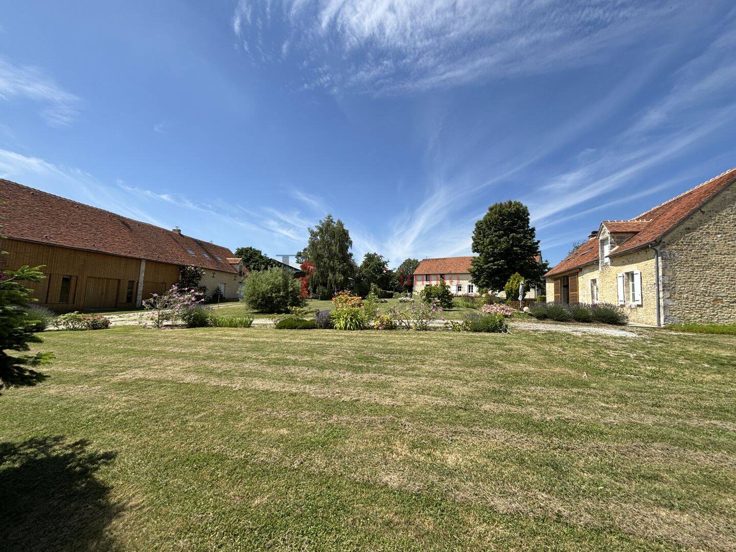 Maison 16 pièces 417 m² · à Le Pin-la-Garenne · 417 m² · 1 007 000 €