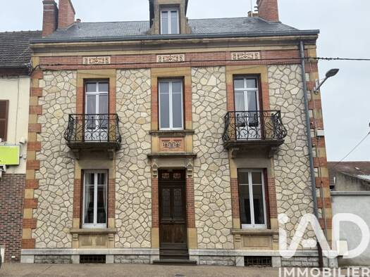Maison de ville à vendre 165 000 € 8 pièces 5 chambres 195 m² 590 m² de terrain Dompierre-sur-Besbre 03290