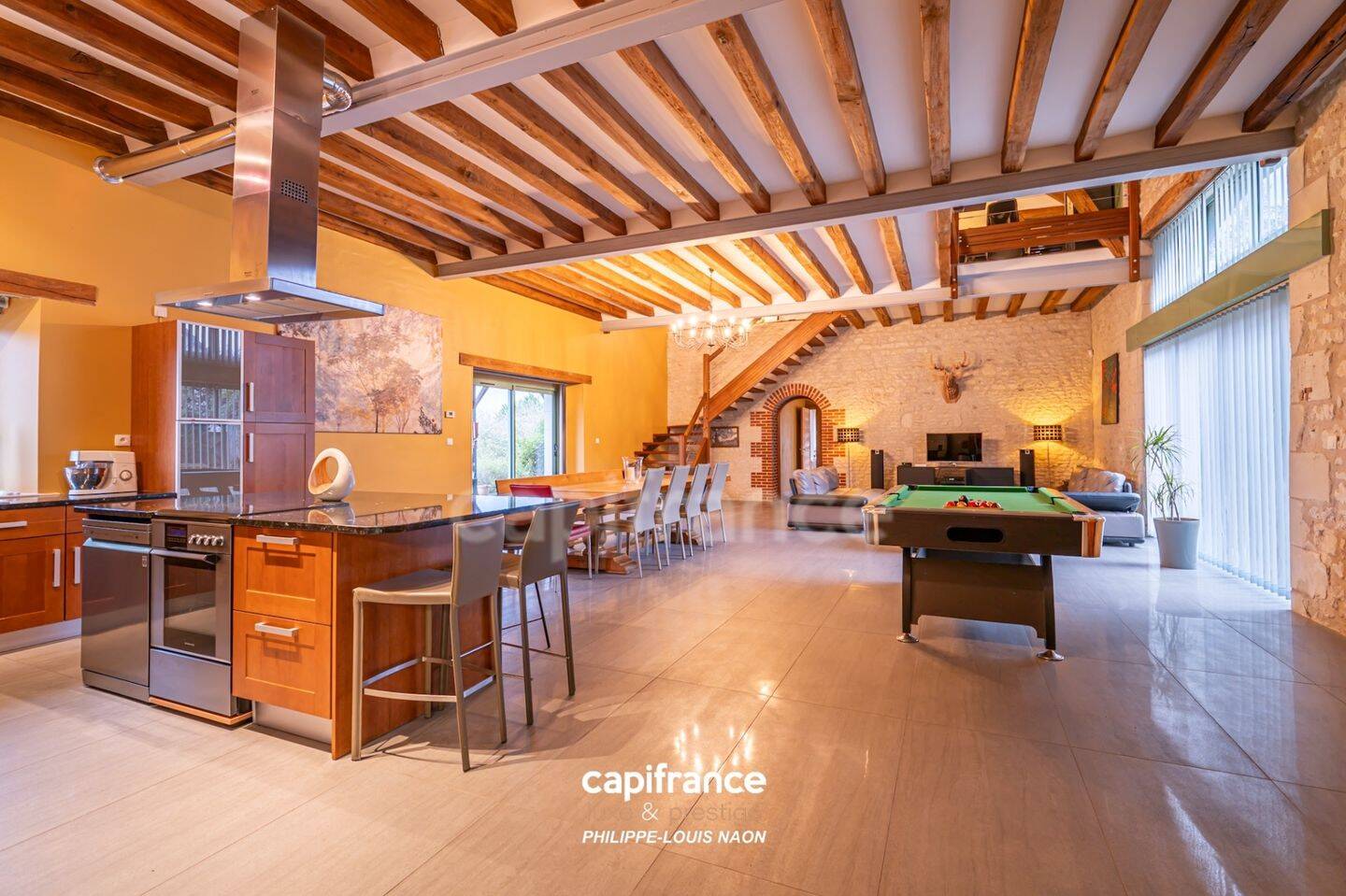 Maison 10 pièces 367 m² · à La Tour-Saint-Gelin · 367 m² · 575 000 €