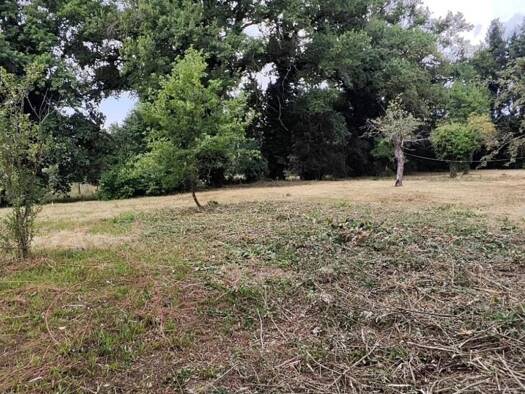 Terrain constructible viabilisé à vendre 139 000 € 1 072 m² de terrain Montrond-les-Bains 42210