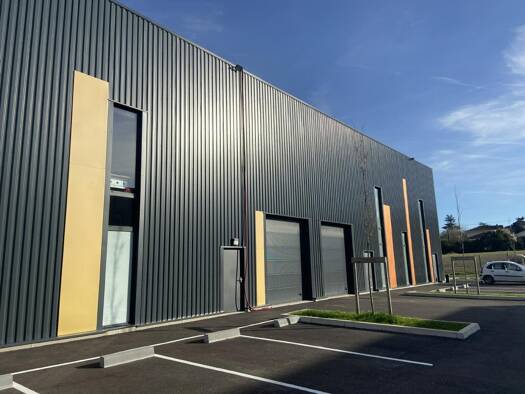 Local d'activités à louer 4 131 € 557 m² d'espace de stockage Les-Armieres le Mas de la-Raz Villefontaine 38090