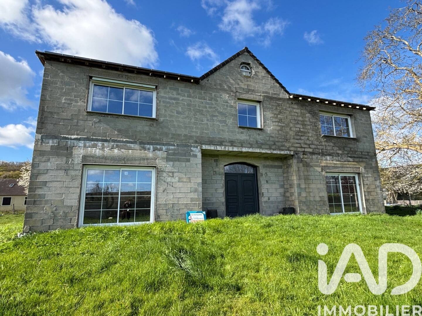 Maison 8 pièces 330 m² · à Saint-Lubin-des-Joncherets · 330 m² · 229 000 €