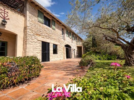 Maison à vendre 1 072 000 € 1 pièce 1 chambre 805 m² 8 800 m² de terrain Fourchon-Zone Industrielle Arles 13200