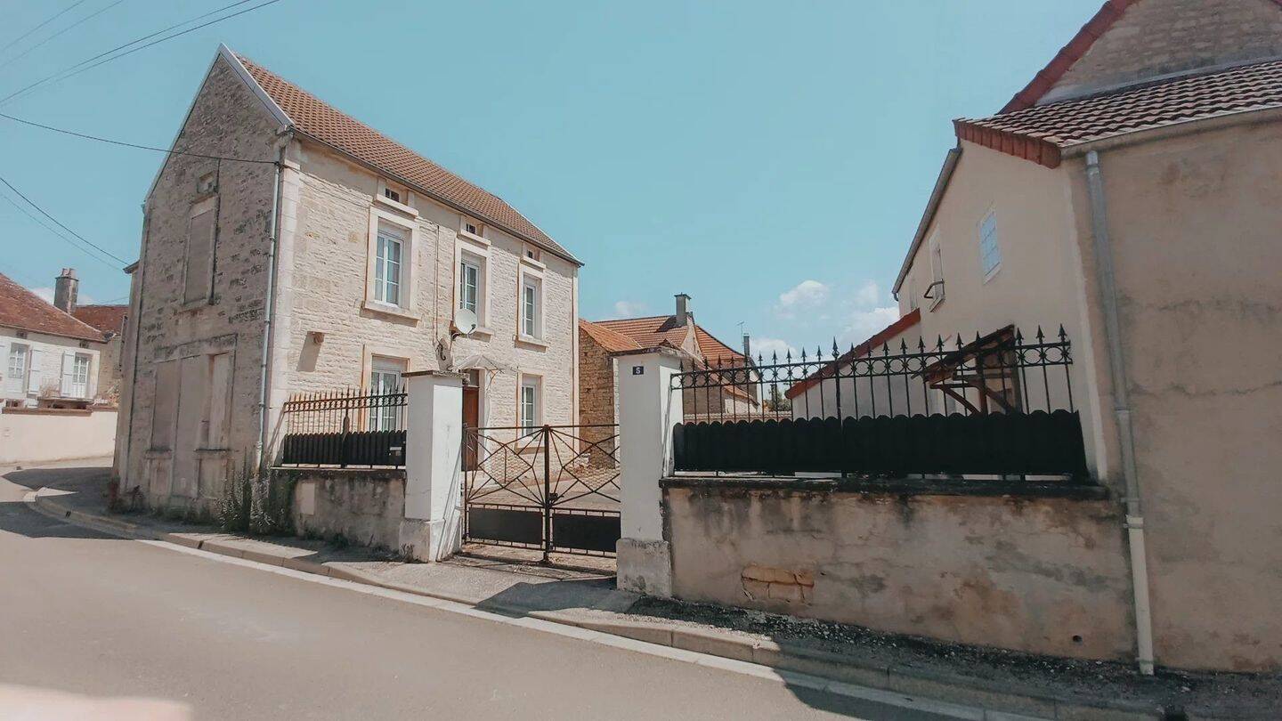 Maison 7 pièces 179 m² · à Lézinnes · 179 m² · 100 000 €