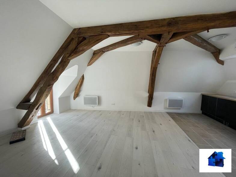 Appartement à louer 590 € 2 pièces 1 chambre 42 m² Sous le toit, Étage 2/2 Montcresson 45700