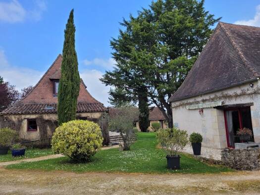 Maison à vendre 749 000 € 15 pièces 10 chambres 470 m² La Douze 24330