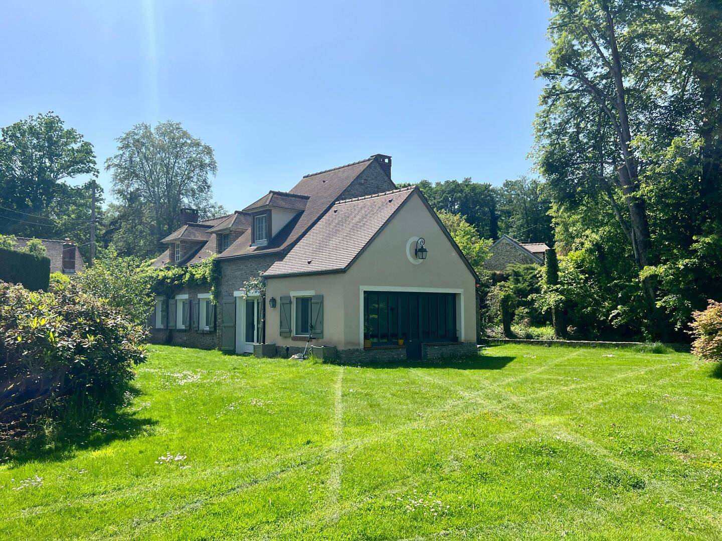 Maison 7 pièces 185 m² · à Grosrouvre · 185 m² · 2 300 €
