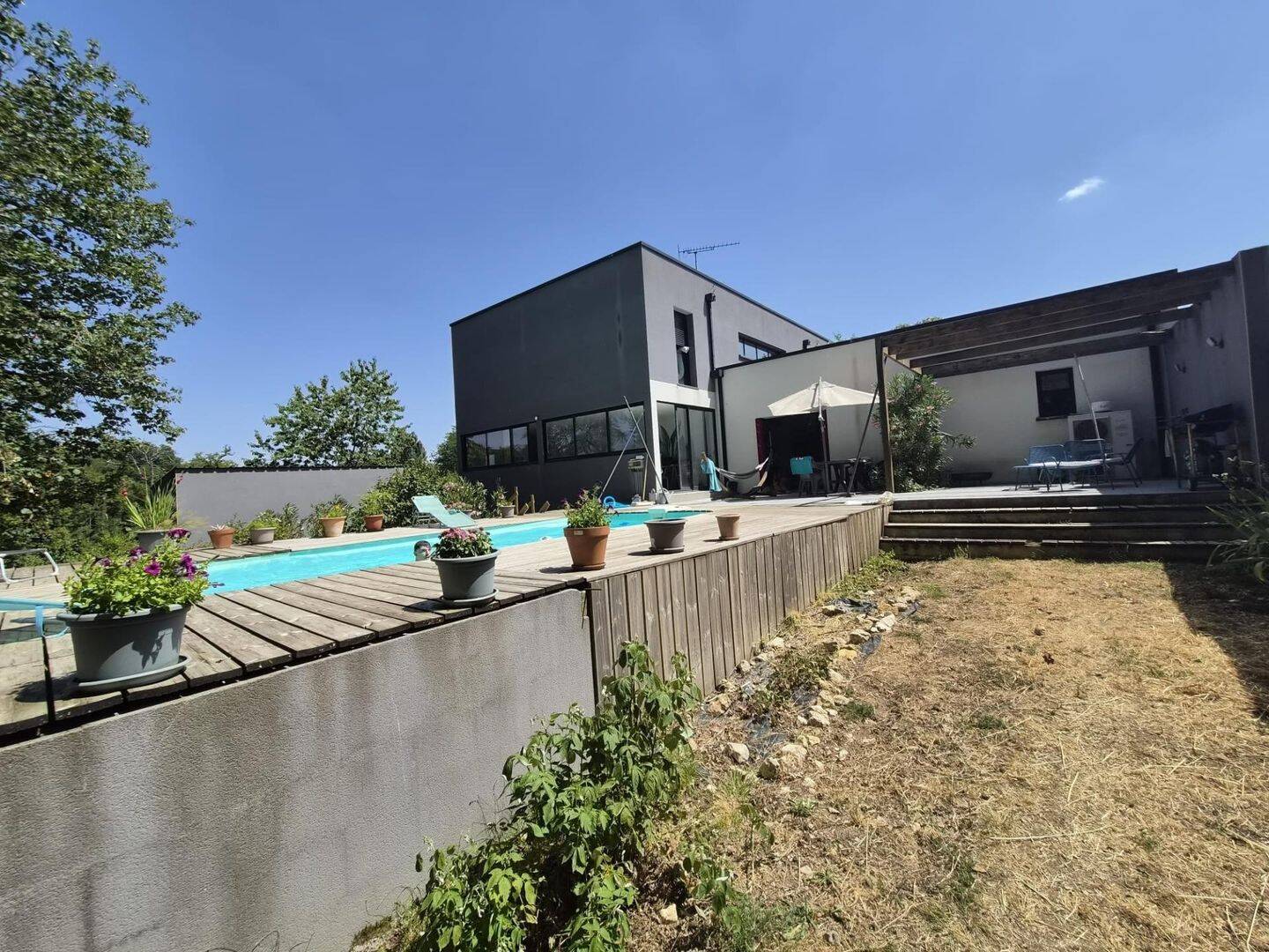 Maison 8 pièces 229 m² · à Montamisé · 229 m² · 373 000 €