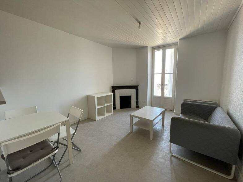 Appartement à louer 733 € 2 pièces 1 chambre 37,7 m² Sous le toit, Étage 3/3 Capucins-Saint Michel-Nansouty-Saint Genès Bordeaux 33800