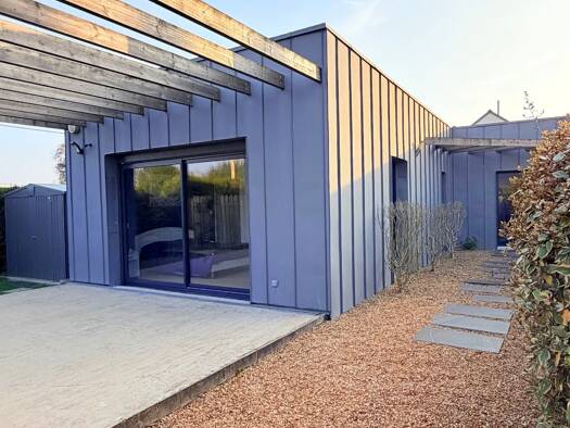 Maison de plain-pied à vendre 318 000 € 5 pièces 3 chambres 137 m² 507 m² de terrain Corzé 49140