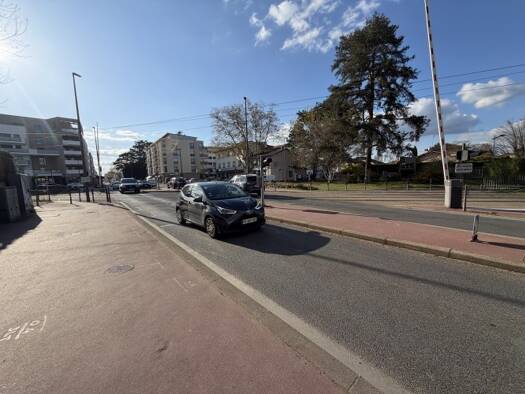 Boutique avec bail commercial 1 400 € 110 m² de surface de vente Cornavent Décines-Charpieu 69150