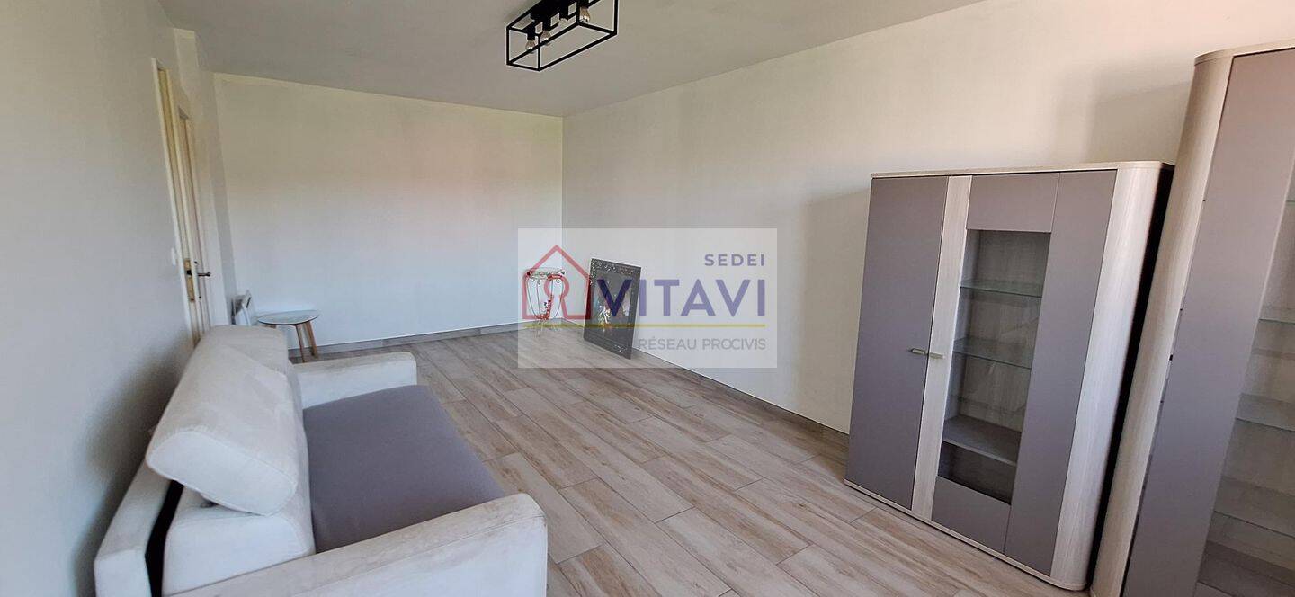 CIRES LES MELLO PLEIN CENTRE VILLE APPARTEMENT TYPE F2 .
