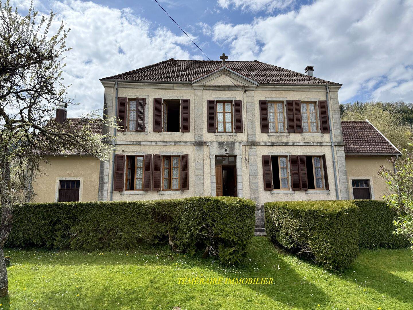 Maison 7 pièces 196 m² · à Les Nans · 196 m² · 210 000 €
