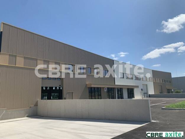 Local d'activités à louer 30 042 € 3 500 m² d'espace de stockage divisible Centre-Saint Bonnet-Muissiat Villefontaine 38090