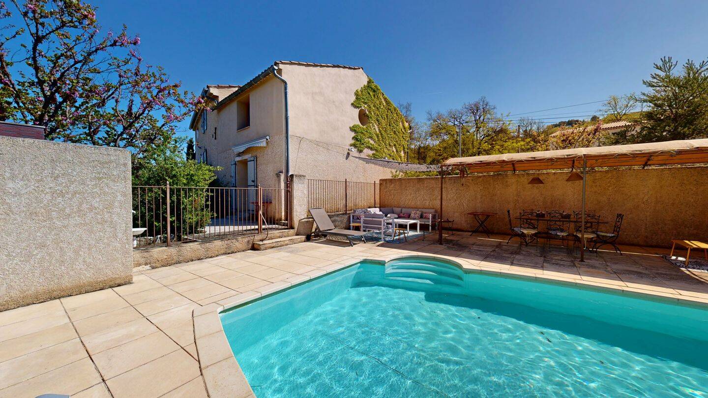 Maison 9 pièces 257 m² · à Gréoux-les-Bains · 257 m² · 649 000 €