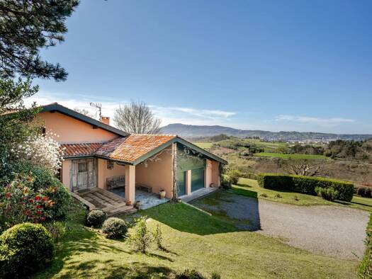 Maison à vendre 1 350 000 € 6 pièces 4 chambres 220 m² 15 326 m² de terrain Behobie Socoa Urrugne 64122