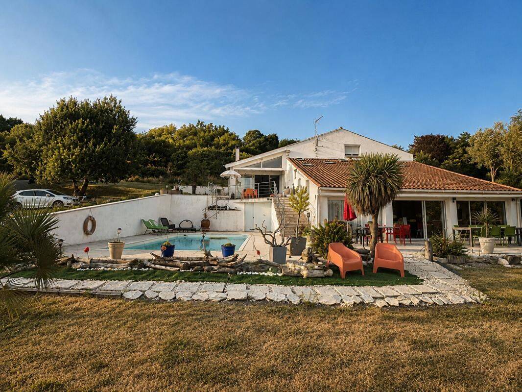 Maison 6 pièces 310 m² · à Saint-Dizant-du-Gua · 310 m² · 641 700 €