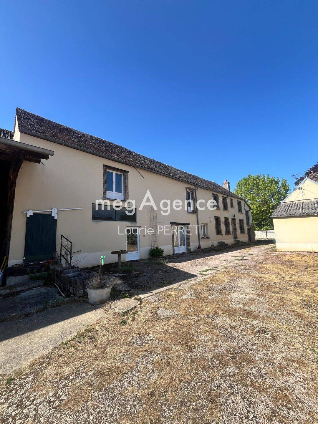 Maison 6 pièces 157 m² · à Cézy · 157 m² · 150 000 €