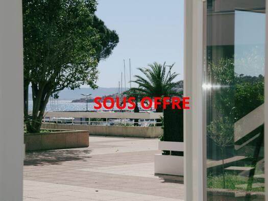 Appartement à vendre 255 000 € 2 pièces 1 chambre 41 m² RDC Ville-Les Saquedes-Le Bouillonnet Sainte-Maxime 83120