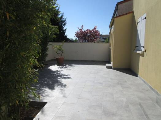 Maison à louer 940 € 4 pièces 3 chambres 105 m² 320 m² de terrain Centre Ville-Quartiers Nord et Ouest Montaigu-Vendée 85600