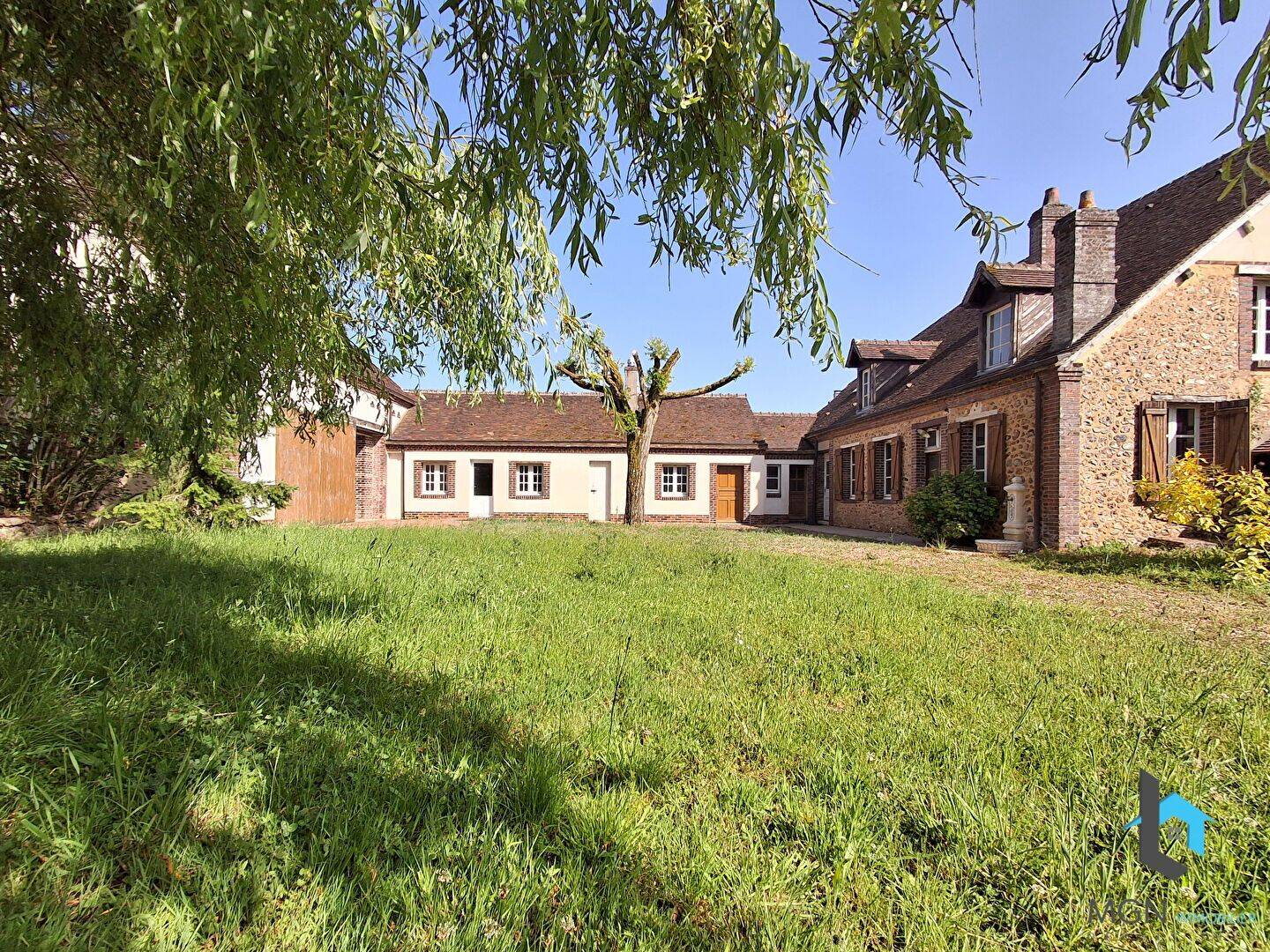 Maison 8 pièces 305 m² · à Illiers-Combray · 305 m² · 288 750 €