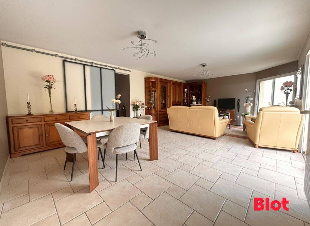 Maison 5 pièces 125 m² · à Saint-Père-Marc-en-Poulet · 124,5 m² · 431 600 €