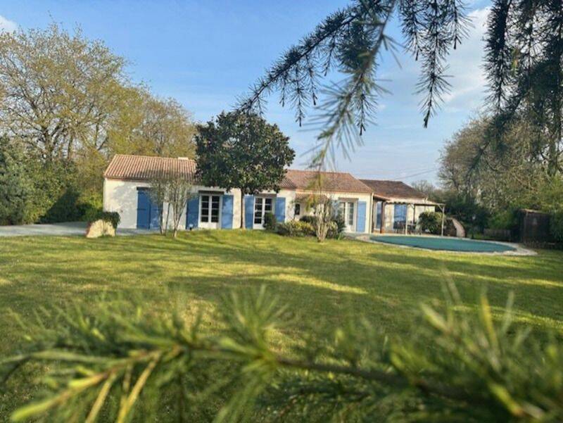 Maison 9 pièces 179 m² · à Aubigny-les Clouzeaux · 179 m² · 387 000 €