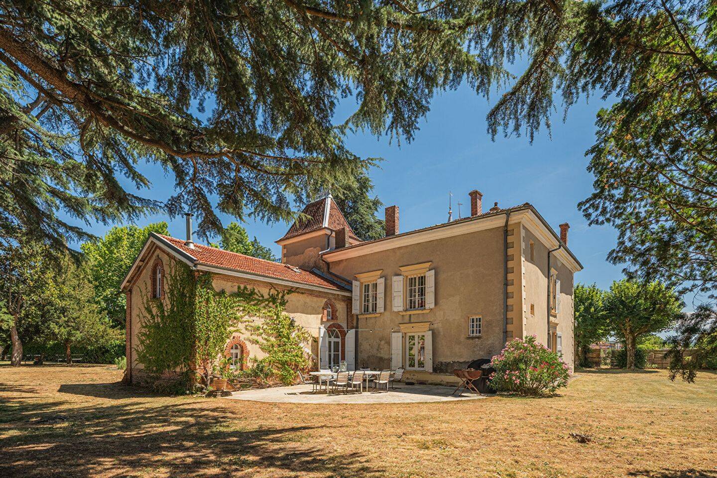 Maison 8 pièces 240 m² · à Lapeyrouse-Mornay · 240 m² · 490 000 €