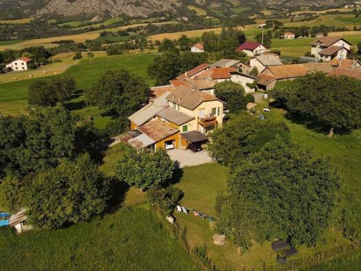 Maison à vendre 420 000 € 14 pièces 6 chambres 280 m² 2 000 m² de terrain Bellaffaire 04250