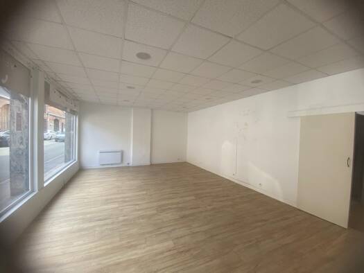 Boutique à louer 850 € 2 pièces 65 m² de surface de vente Cysoing 59830