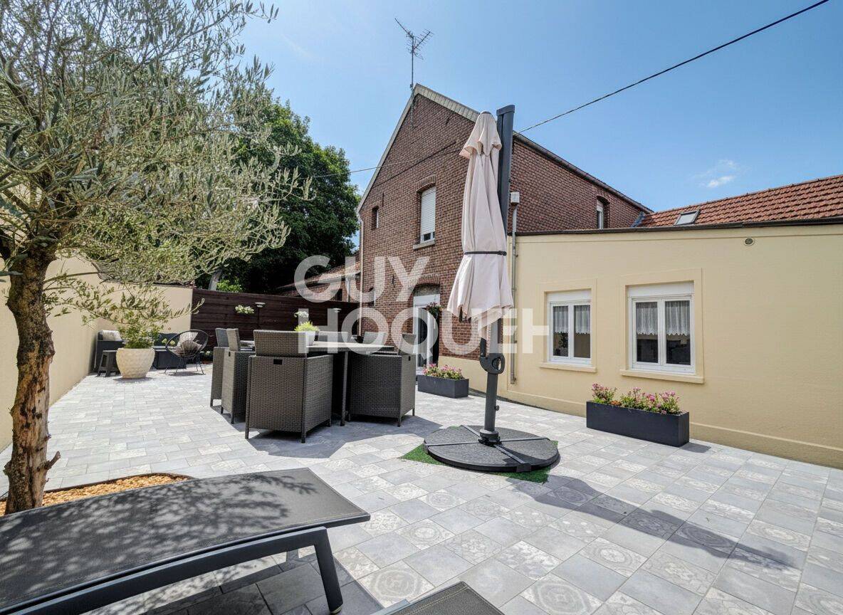 Maison 8 pièces 218 m² · à Sebourg · 218 m² · 330 000 €