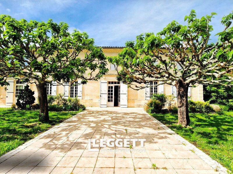 Maison 8 pièces 259 m² · à Saint-Christophe-de-Double · 259 m² · 499 990 €