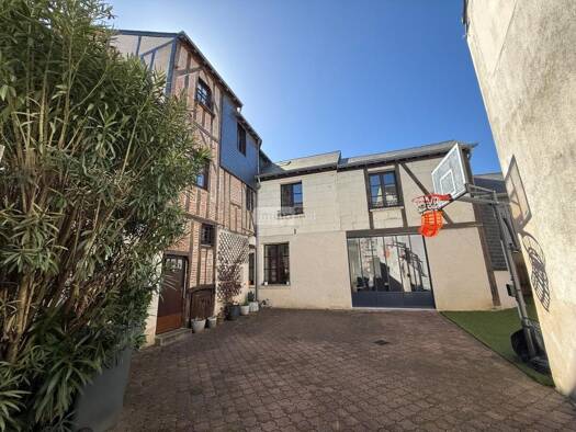 Maison à vendre 946 400 € 9 pièces 6 chambres 260 m² 383 m² de terrain Tours 37000