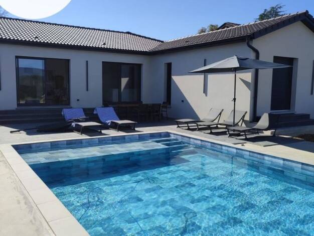 Maison de plain-pied à vendre 439 000 € 4 pièces 3 chambres 111 m² 970 m² de terrain Saint-Étienne-du-Bois 01370