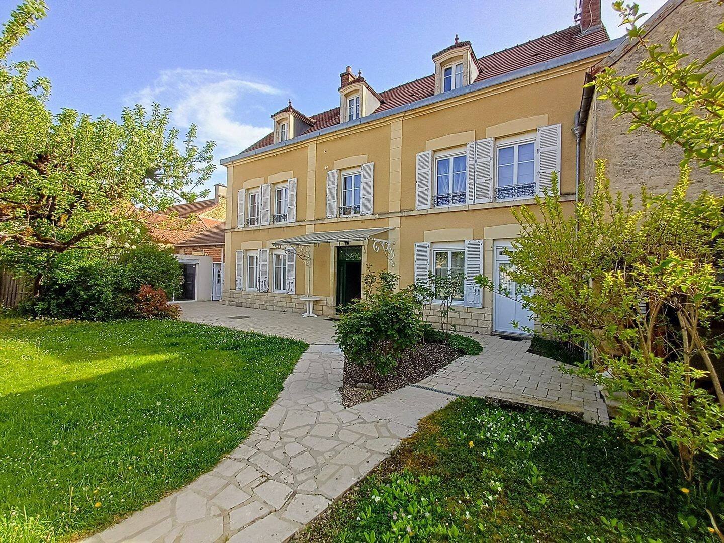 Maison 7 pièces 188 m² · à Lézinnes · 188 m² · 280 000 €