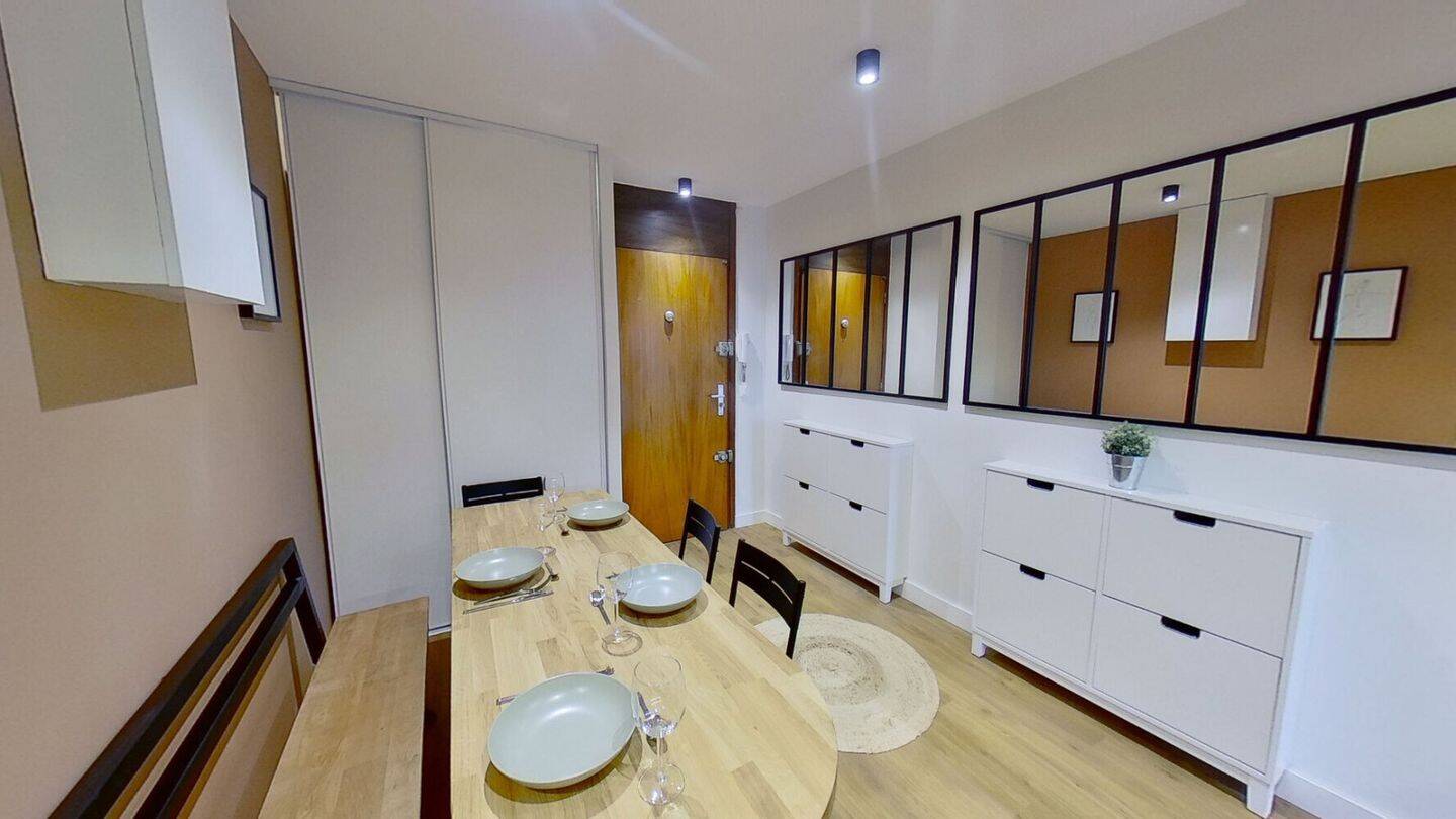 5 pièces 85 m² · à Lyon 8ème Arrondissement · 85 m² · 450 €/mois