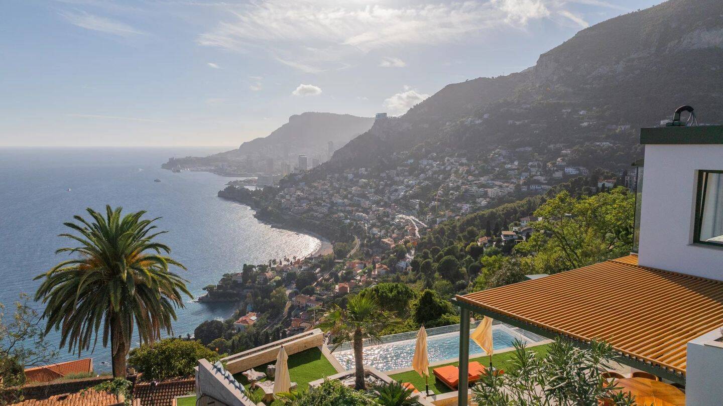 Maison 8 pièces · à Roquebrune-Cap-Martin · 30 000 €/mois
