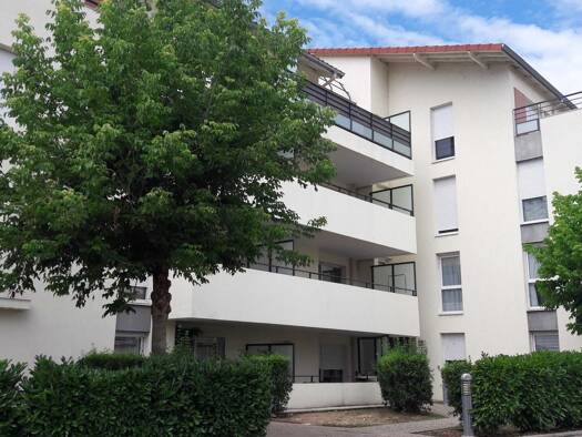 Appartement à louer 825 € 3 pièces 2 chambres 69 m² RDC/3 L'Horloge Meximieux 01800