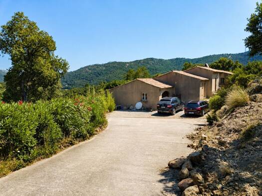 Villa à vendre 1 390 000 € 8 pièces 4 chambres 171,3 m² 18 000 m² de terrain Le Plan-de-la-Tour 83120
